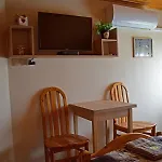 Tuenderfatyol Apartmanhaz Поросло