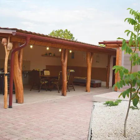 Apartament Tuenderfatyol Apartmanhaz *